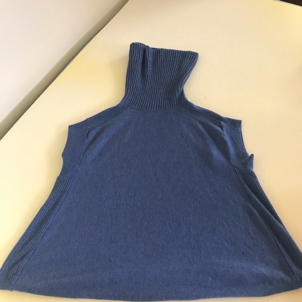 Sleeveless turtleneck lightweight sweater.